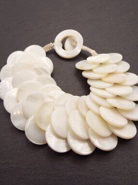 WHITE MOTHER OF PEARL SHELL DISKS "FISH SCALES" FLUID DESIGN 7" L. BRACELET 42